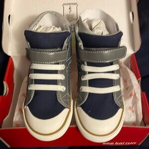 NIB see kai run Dane sneakers size 12